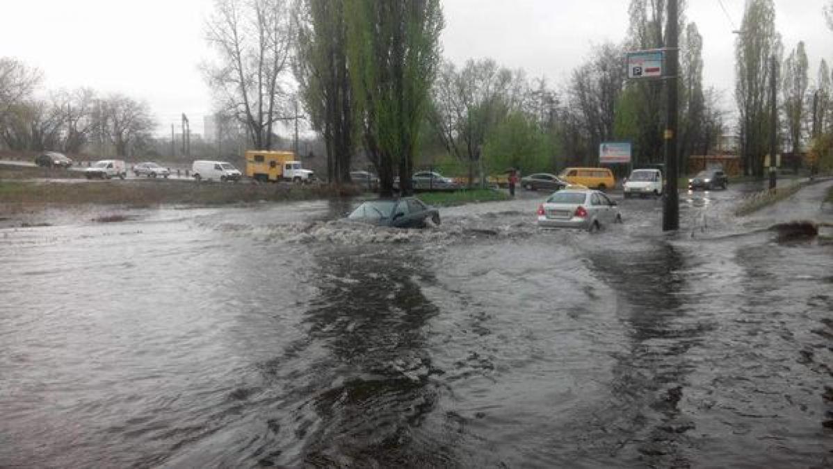 На Реевке машины, словно корабли, плавают по дороге