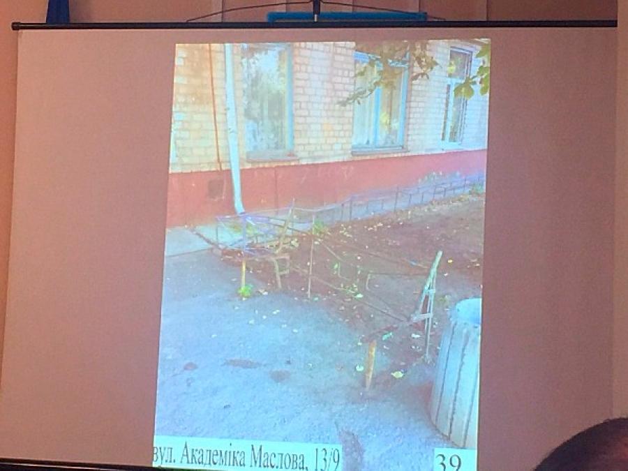 Двор дома в центре Кременчуга – антипример работы управляющих компаний