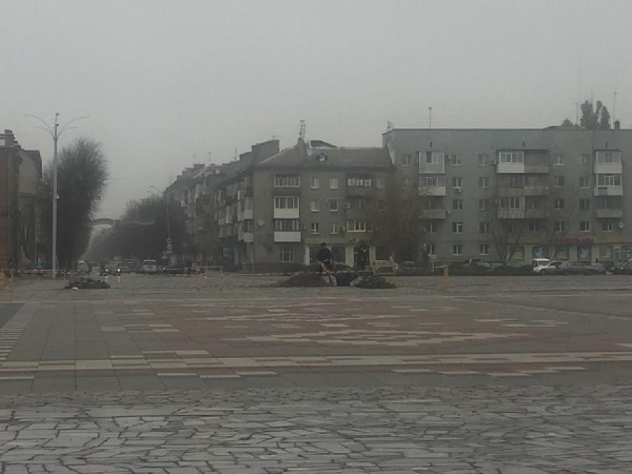 «То луковицы возле креста садят»: в администрации КП «Благоустрий Кременчуга» не знают, что их работники делают на площади