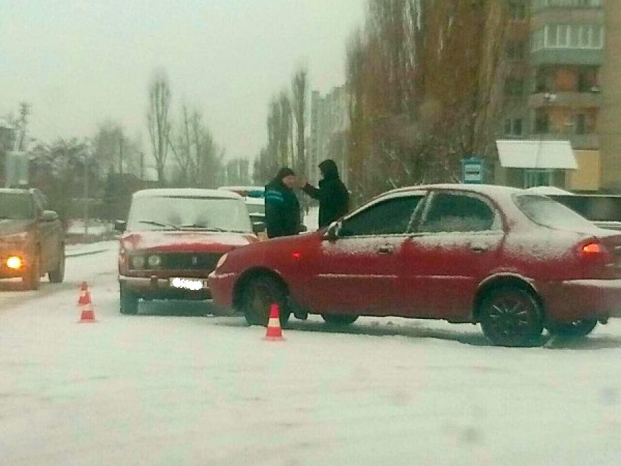 Перші постраждалі від негоди: на Автокразівському бульварі – ДТП 
