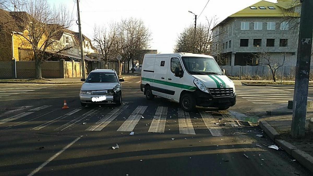 У центрі Кременчука не розминулися авто інкасаторів та ВАЗ