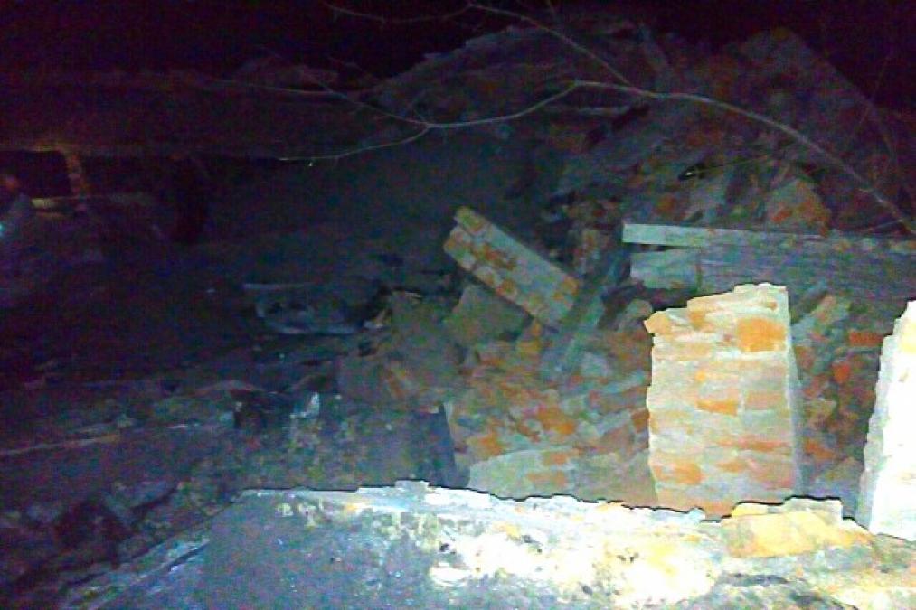 В Кременчуці чоловіків привалило стіною, коли вони розбирали з неї цеглу: є жертви