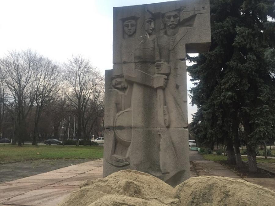Памятник комсомольцам в Кременчуге выстоял против экскаватора, а горожане предлагают его видоизменить