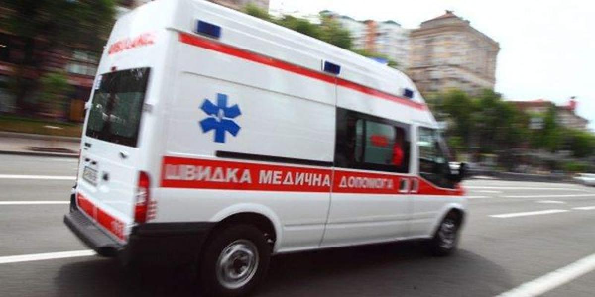 Парень выпал из машины на ходу