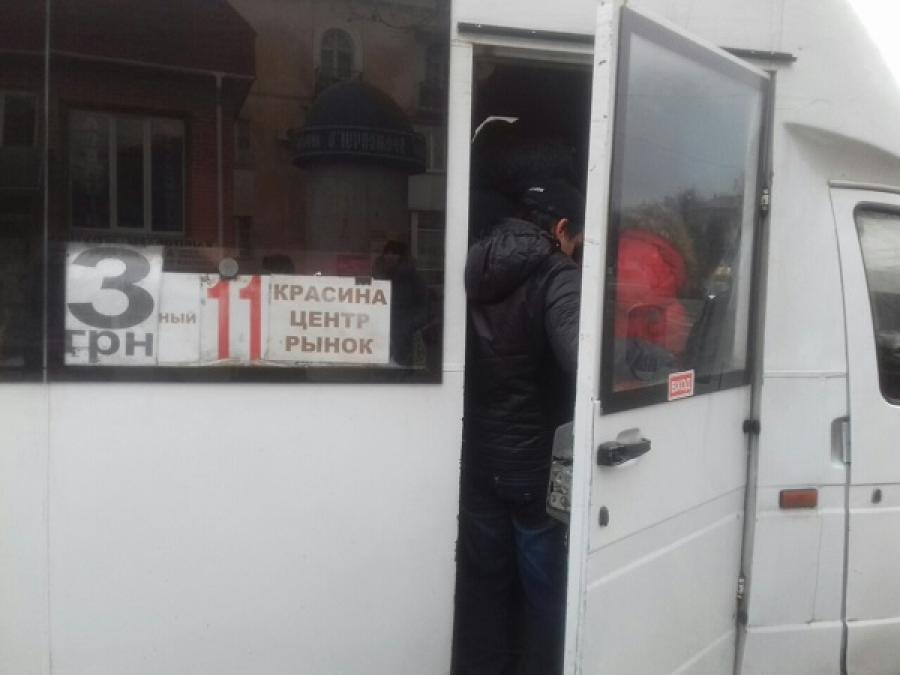 Атракціон «Втиснись в маршрутку» у Кременчуці популярний і в новому році