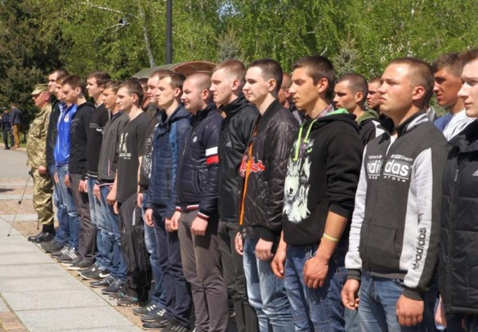 Сегодня стартовал внеочередной призыв в армию: кого и когда заберут