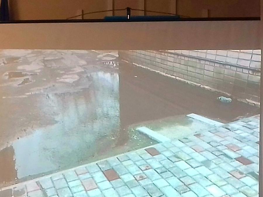 На Третьому Занасипу тротуар нарешті вимостили плиткою, але тепер там «потоп»