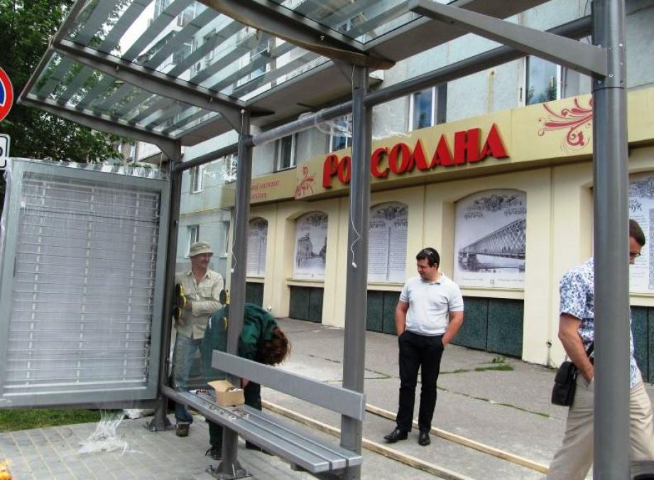 Прозрачная крыша не защищает от солнца, а боковые стенки узкие и не защищают от дождя.