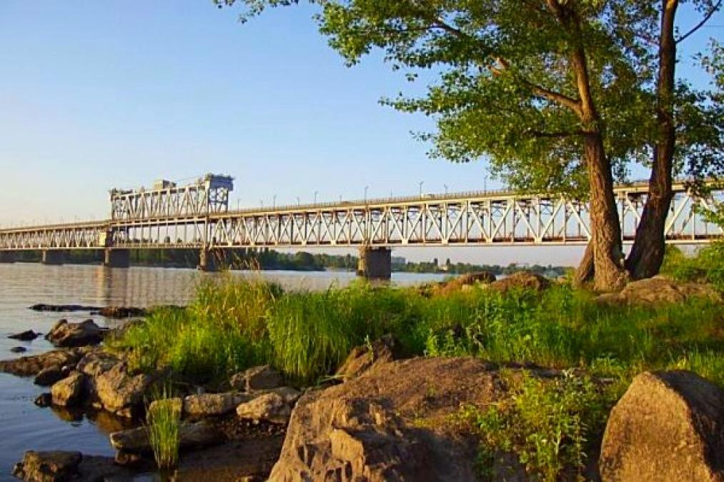 З Крюківського мосту стрибнув чоловік