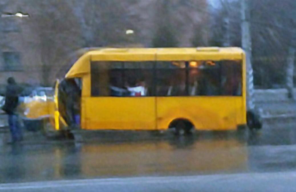 У мікроавтобуса на ходу відпало колесо