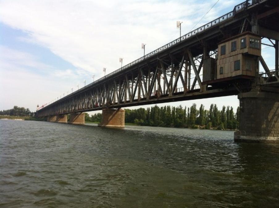 З Крюківського мосту стрибнув чоловік (доповнено)