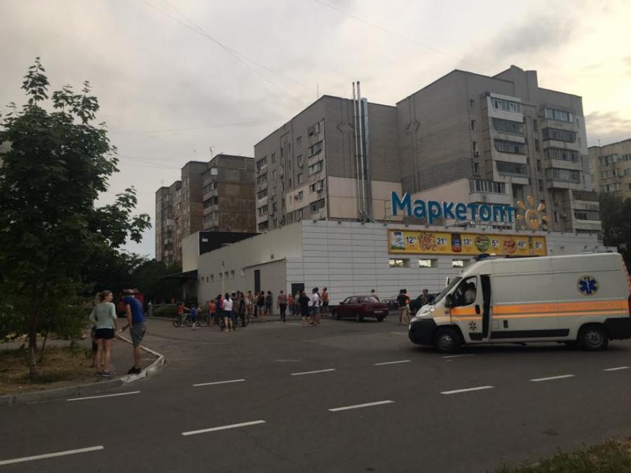 Очевидці та місцеві мешканці на місце викликали поліцію.