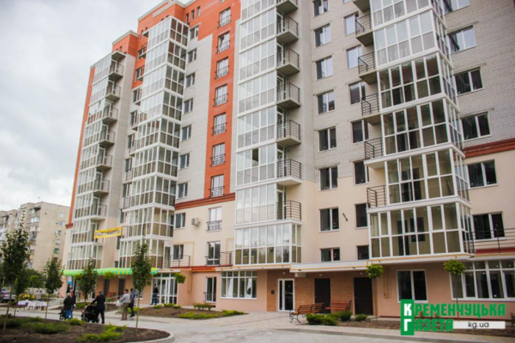 В Кременчуге сдали новый жилой дом, в котором поселятся известные горожане: от спортсменов до чиновников