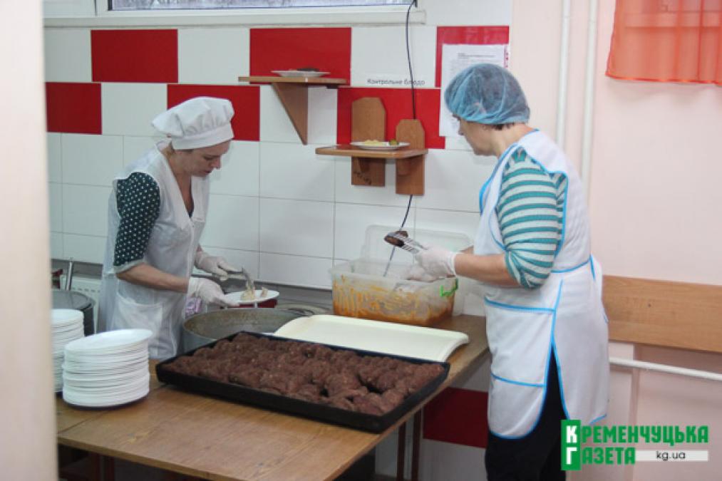 Кременчугская гимназия № 5, где пищу повара раскладывали руками, подверглась внеплановой ревизии кухни