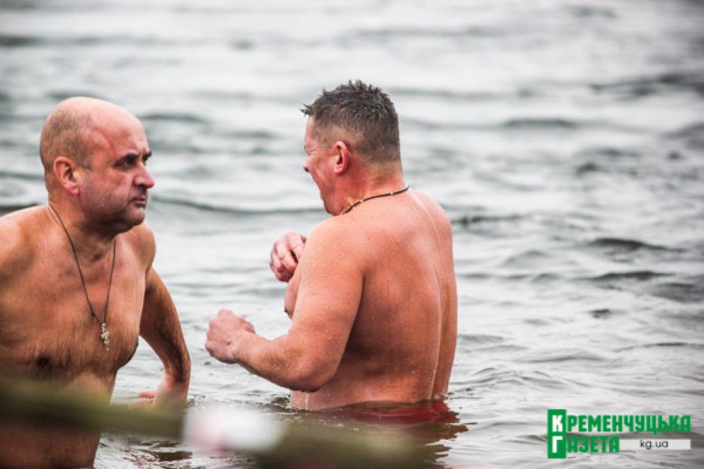 Вице-мэр Кравченко надел красные плавки, чтобы потроллить Пиддубную и искупался в Днепре