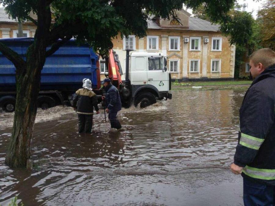 Потоп у Крюкові: комунальники рятують Правобережну частину міста