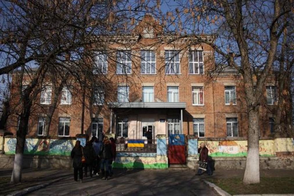 1,5 мільйони бюджетних гривень, виділених на ремонт школи, досі заморожені.