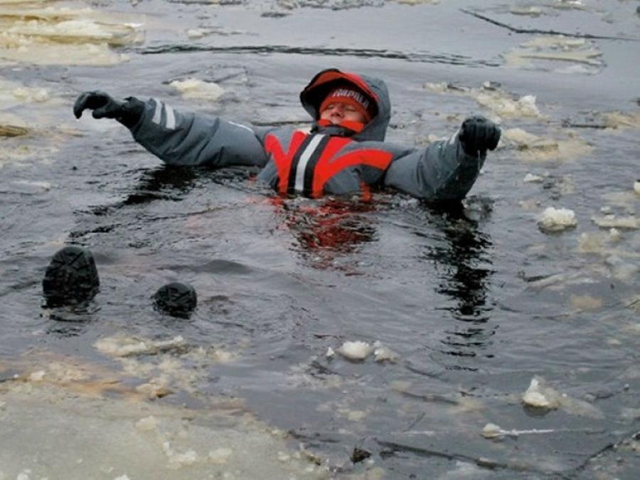 Пощастило: у Кременчуцi випадково врятували чоловiка, що опинився у водi