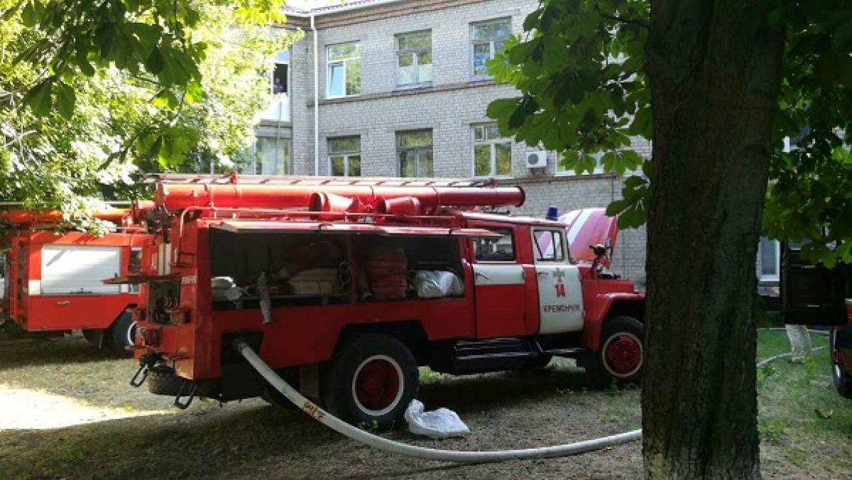 На місці чотири рятувальні машини.