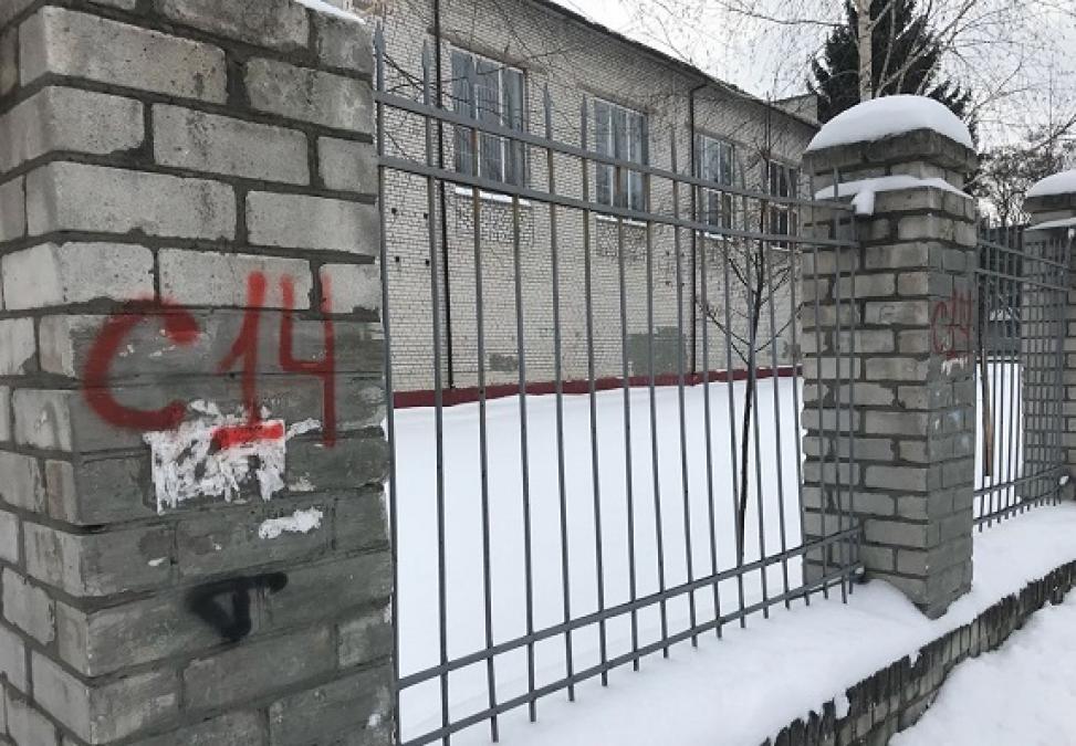 Перестарались: надпись "С14" появилась на каждом столбе ДЮСШ №2