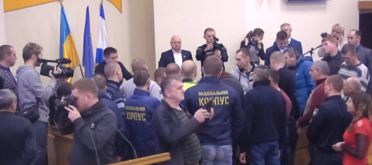 У міськраді блокують трибуну сесії із вимогою виключити питання про продаж «землі Звонкової» (доповнюється)