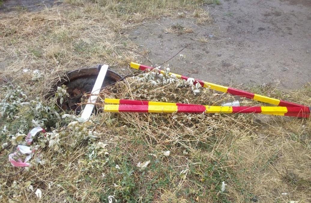 Комунальні служби обгородили один із люків аварійною стрічкою, а пізніше про нього забули.