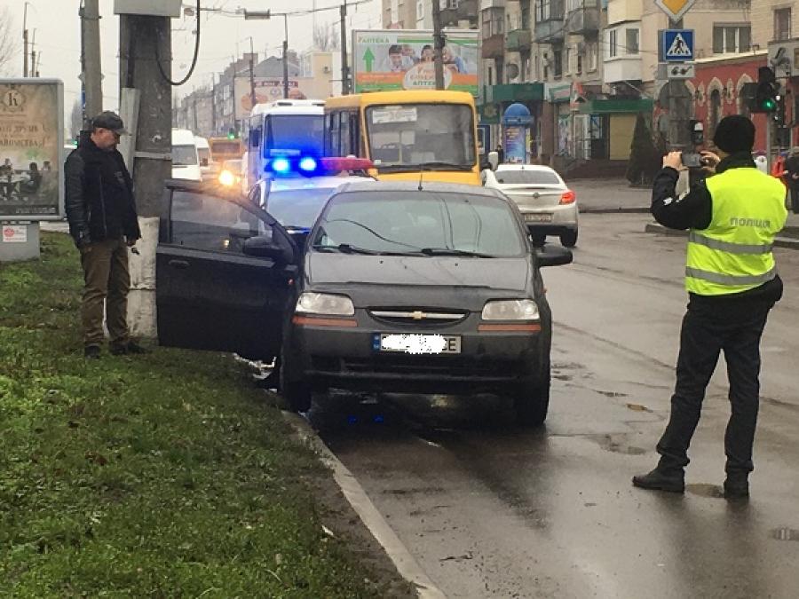 У центрі Кременчука Chevrolet Aveo збив 37-річну жінку