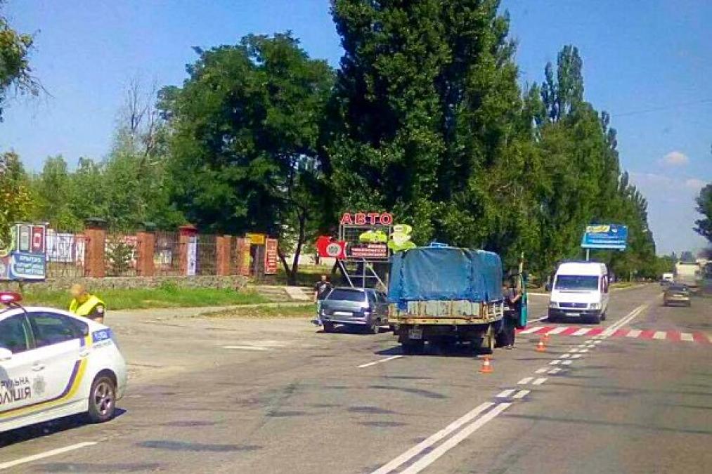 На місці працюють полісмени та з’ясовують обставини ДТП.