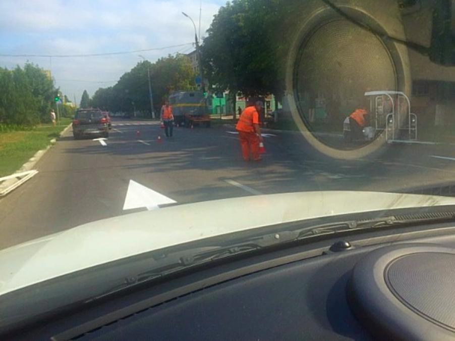 По проспекту Свободы затруднено движение транспорта
