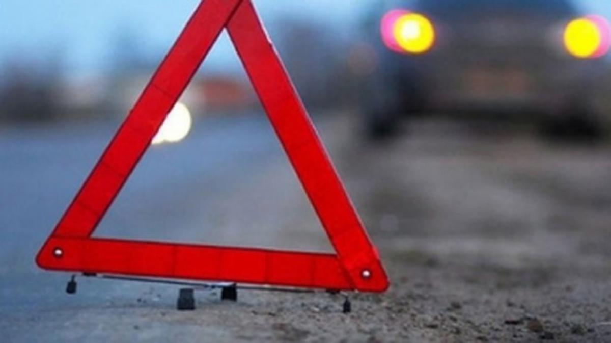Під колесами автівки загинув велосипедист: особу не встановлено