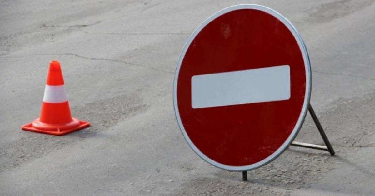 Опитування: влада вирішує, чи перекривати рух транспорту по Крюківському мосту під час повітряної тривоги. А що думають містяни?
