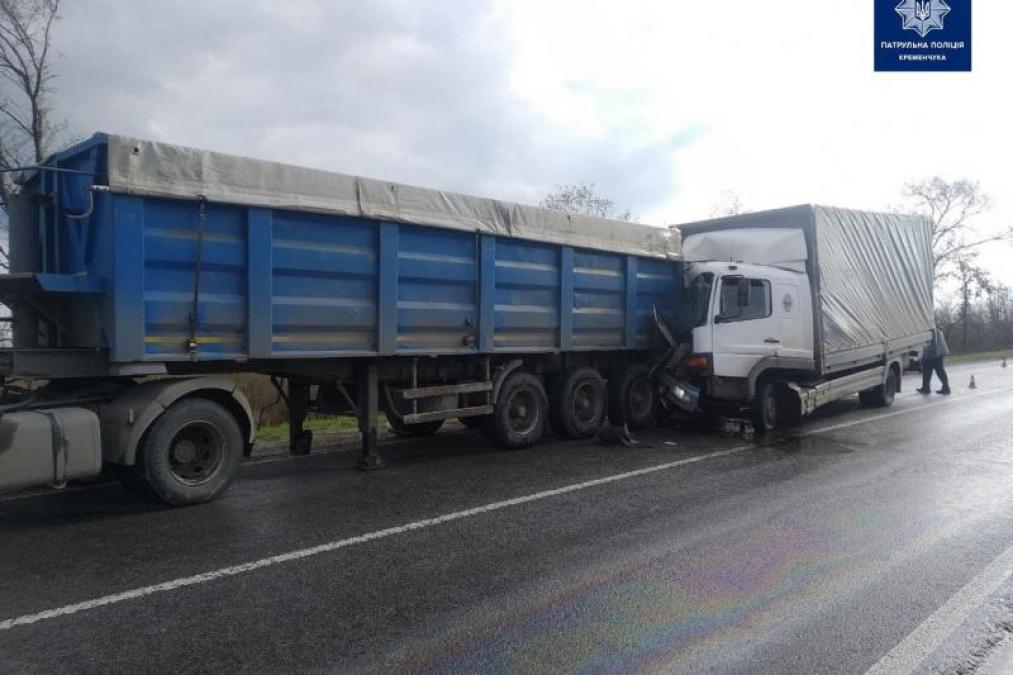 На автодорозі Полтава – Олександрія зіштовхнулися дві фури: водія госпіталізували