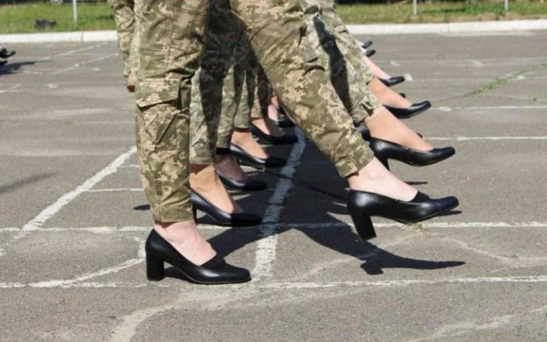 От бухгалтера до менеджера: женщины должны массово стать на военный учет 