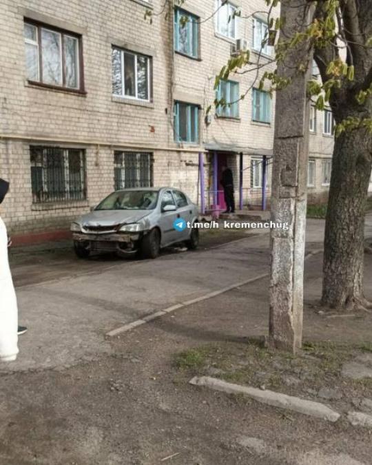 Нетверезий водій таранив під’їзд багатоповерхівки у Кременчуці