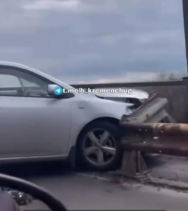 ДТП на мосту через Дніпро: легковик перекрив смугу, рух утруднено