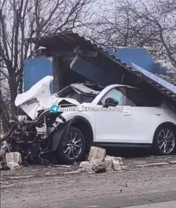 У Кременчуцькому районі водійка легкового автомобіля протаранила зупинку громадського транспорту