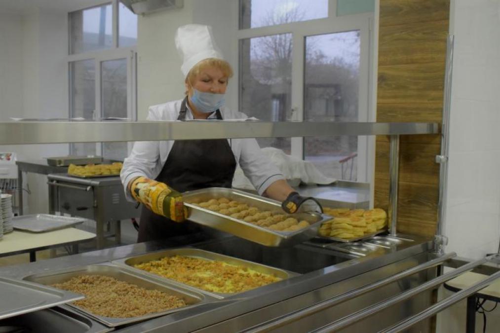 У Кременчуці бракує кухарів для шкіл: у мерії запевняють, що робитимуть все аби дітей нагодувати