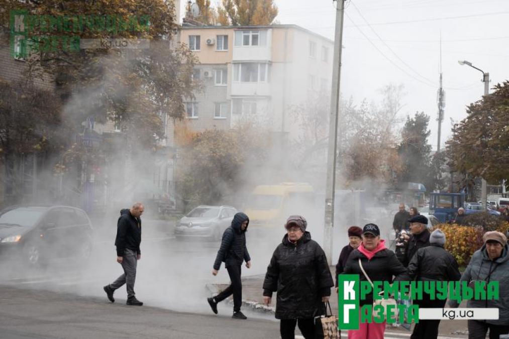 Парує з-під землі, купа комунальників — у центрі Кременчука аварія на тепломережі