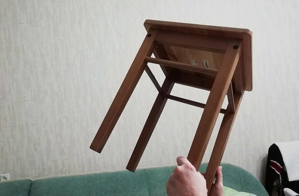 Удар табуретом по обличчю: несподіваний фінал домашнього конфлікту
