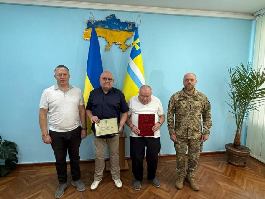 У Кременчуцькій РВА вручили нагороди Героям сучасності: «Лицарський хрест» для майора Бажана та грамота для волонтера Машошіна