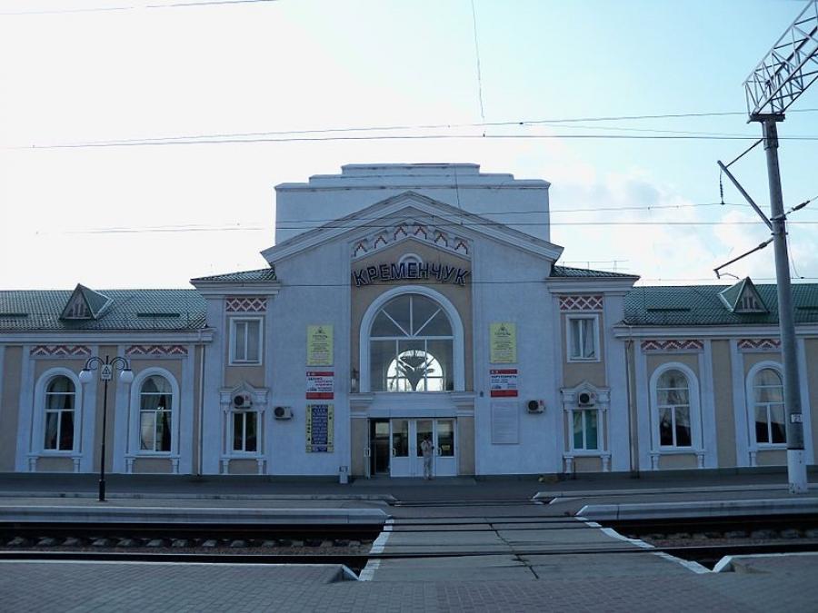 Чіплявся, лаявся, бив ногами - на вокзалі Кременчука чоловік влаштував "перформанс"