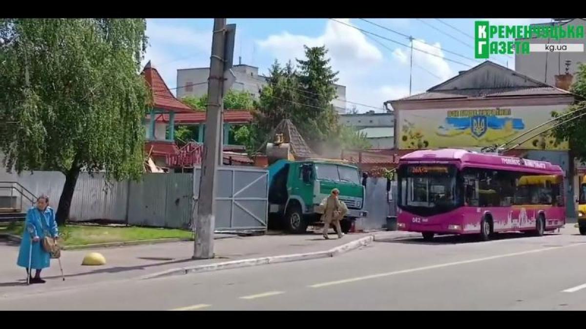 Парковка під вікнами: кременчужани проти, мерія не втручається, бо "не є стороною в конфлікті"
