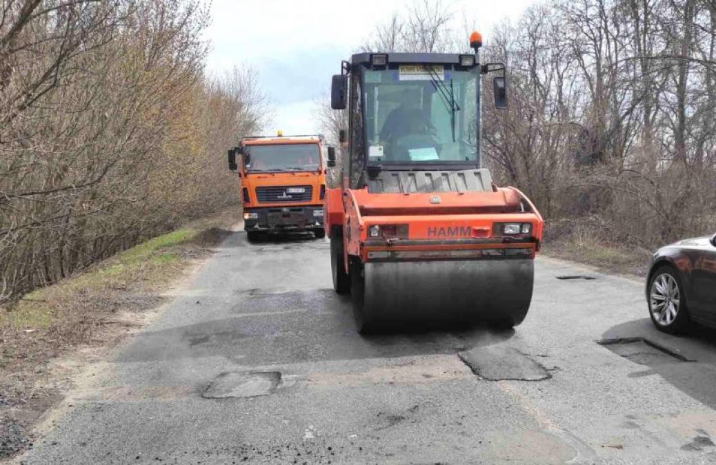 Поки державні дороги на Полтавщині вже латають, обласні — чекають, поки підсохнуть