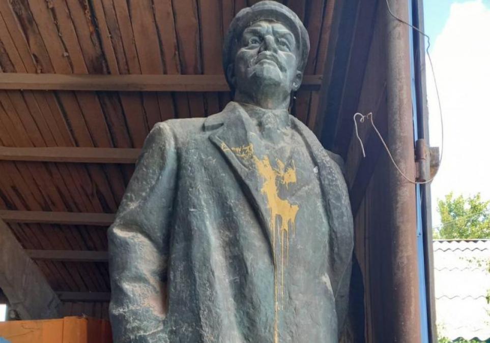 Декомунізація дійшла до ринку: у селищі на Полтавщині продають бронзового Леніна