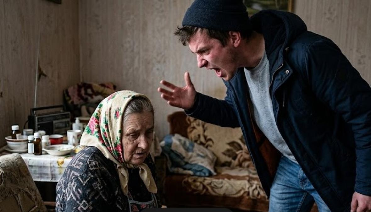 У Кременчуці нетверезий онук погрожував бабусі