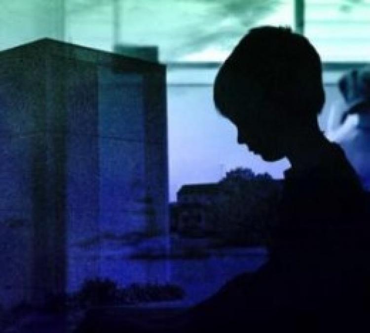 Паркінг замість дитмайданчика: у центрі Кременчука хлопчик просив кошти у перехожих