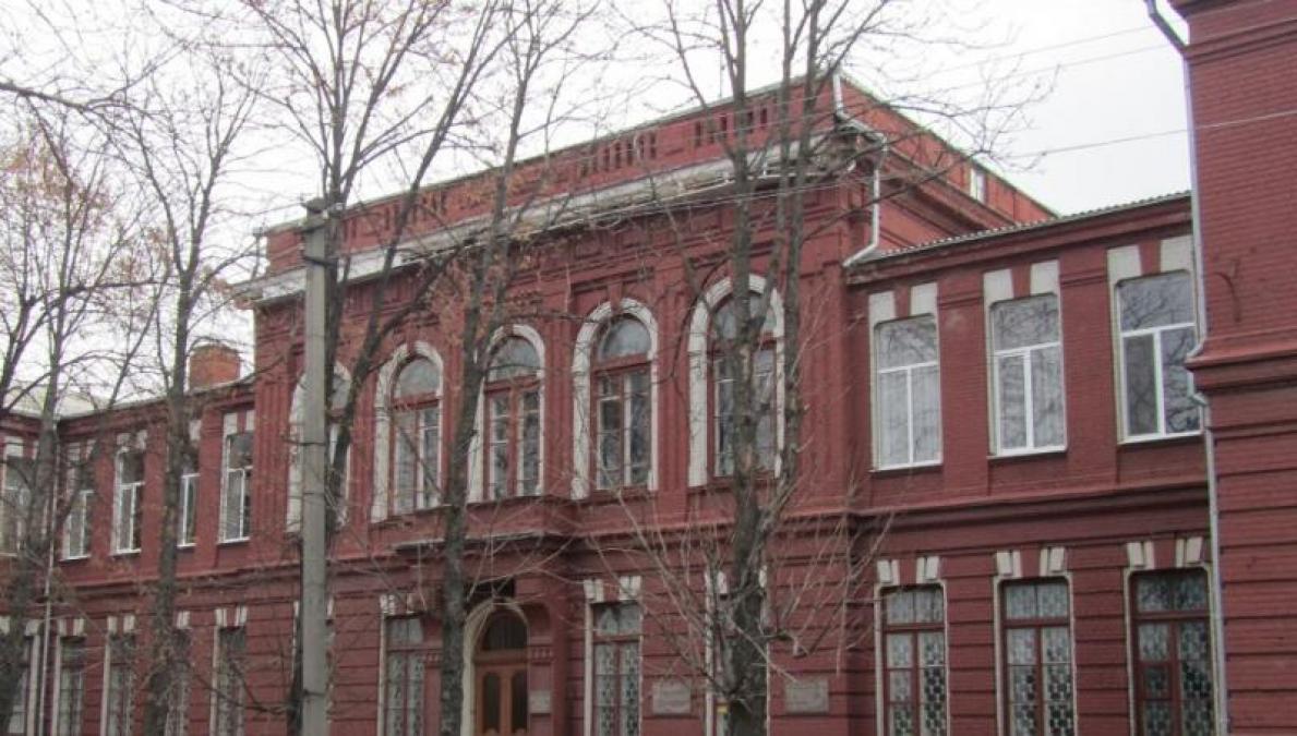 У Кременчуці оновлюють дах коледжу: дерев’яні конструкції оброблять вогнезахисним розчином