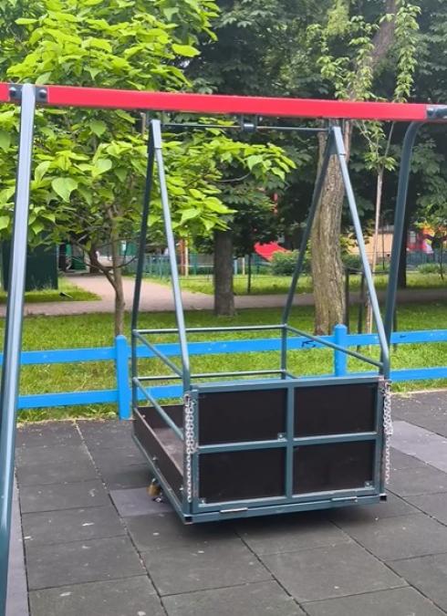 У Придніпровському парку відновили інклюзивну гойдалку
