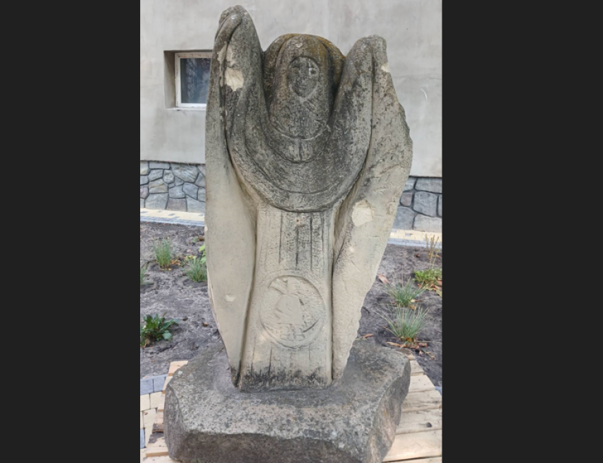 У новому дворику Кременчуцького краєзнавчого музею з’явилася скульптура Покрови зі слідами війни