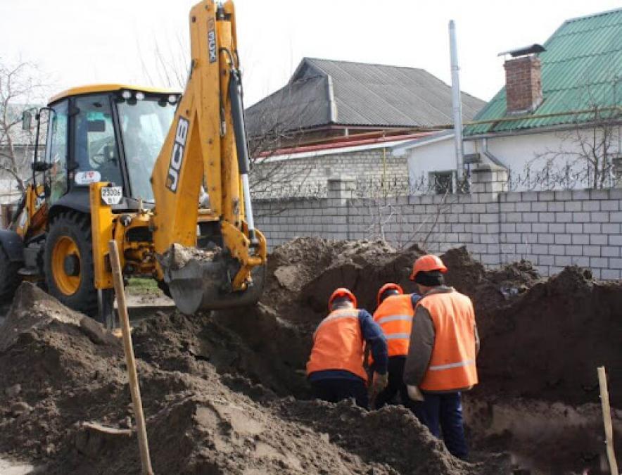 Асфальт повертається: у Кременчуці за понад 1,7 млн грн залатають "теплові спогади"